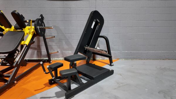 DAWG Glute Kickback Machine